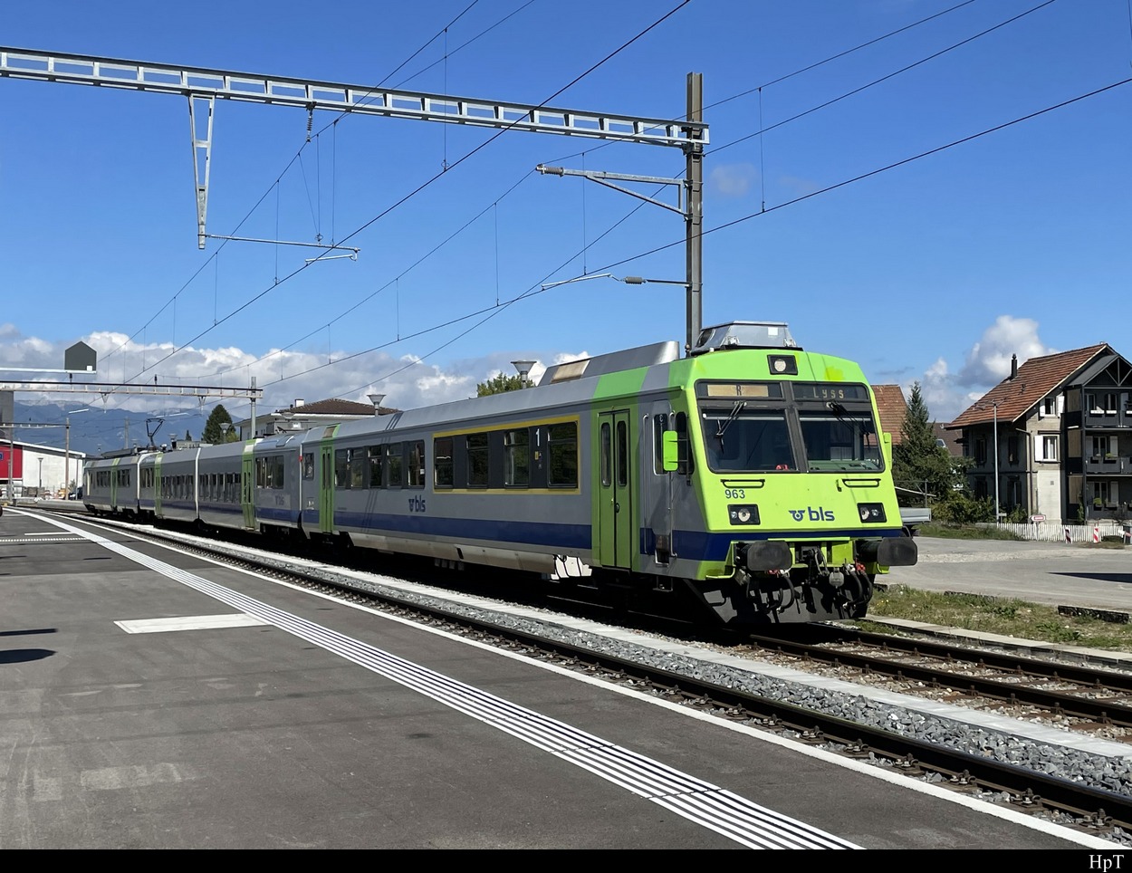 BLS - Regio von Büren an der Aare nach Lyss bei der Ausfahrt aus dem Bhf. Busswil an der Spitze der Steuerwagen ABt 50 85 80-35 963 am 31.08.2022