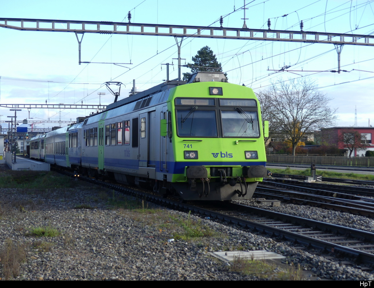 BLS - Regio Lyss - Kerzers bei der Ausfahrt aus dem Bahnhof Aarberg an der Spitze der Triebwagen RBDe 4/4  565 741 am 19.11.2022