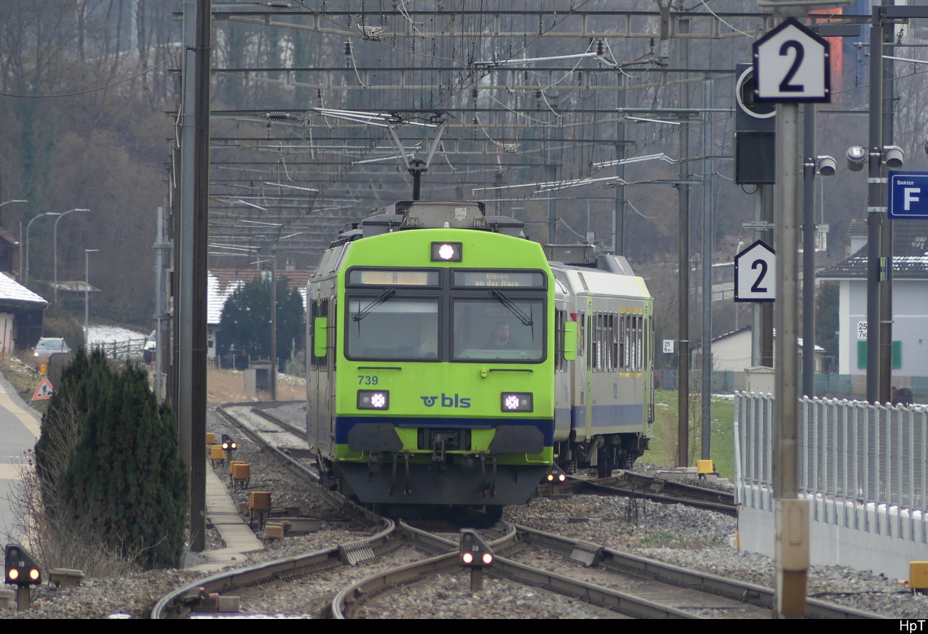 BLS - Regio nach Büren an der Aare bei der einfahrt im Bhf. Busswil an der Spitze der treibwagen 565 739 unterwegs am 29.01.2023