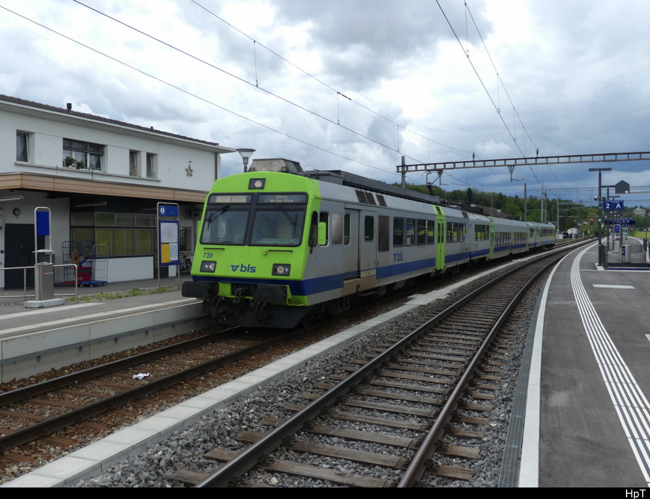 BLS - Regio nach Büren an der Aare mit dem Triebwagen RBD 4/4 565 739 im Bhf. Busswil am 07.05.2023