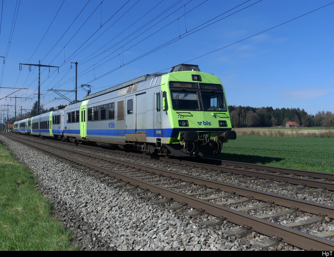 BLS - Regio nach Langnau an der Spitze der Triebwagen RBDe 4/4  565 723 unterwegs bei Lyssach am 05.04.2023