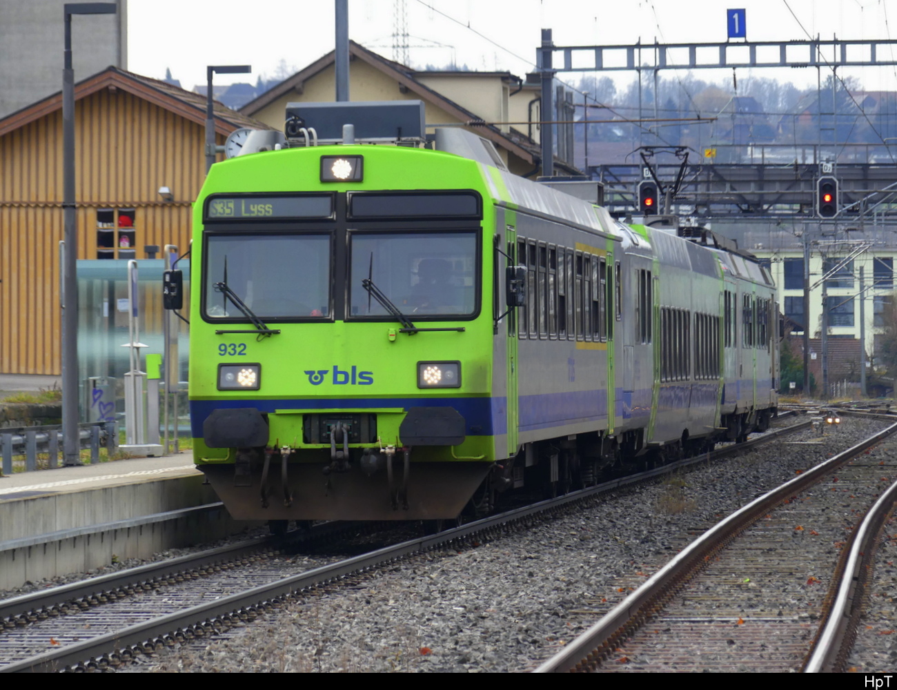 BLS - Steuerwagen ABt 50 85 80-35 932-3  an der Spitze eines Regio (S35) von Kerzers nach Lyss im Bhf. Kerzers am 31.12.2023