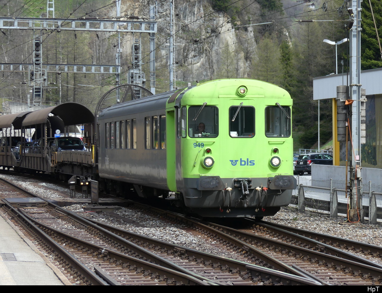 BLS - Steuerwagen BDt 50 85 80-35 949-7 mit Autozug von Kandersteg im Bhf. Goppenstein am 30.04.2023