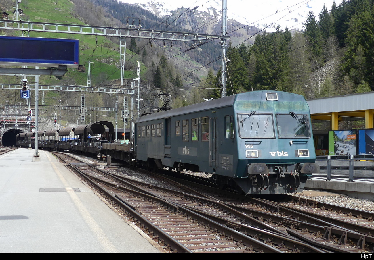BLS - Steuerwagen BDt 50 85 80-35 956 mit Autozug von Kandersteg im Bhf. Goppenstein am 30.04.2023