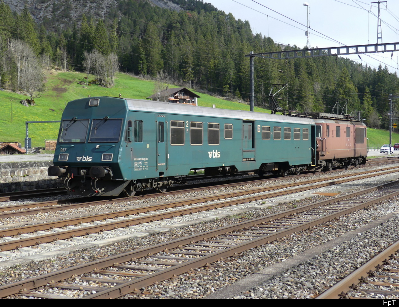 BLS - Steuerwagen BDt 50 85 80-35 957-0 mit Re 4/4  184  im Bahnhofsareal von Kandersteg am 30.04.2023