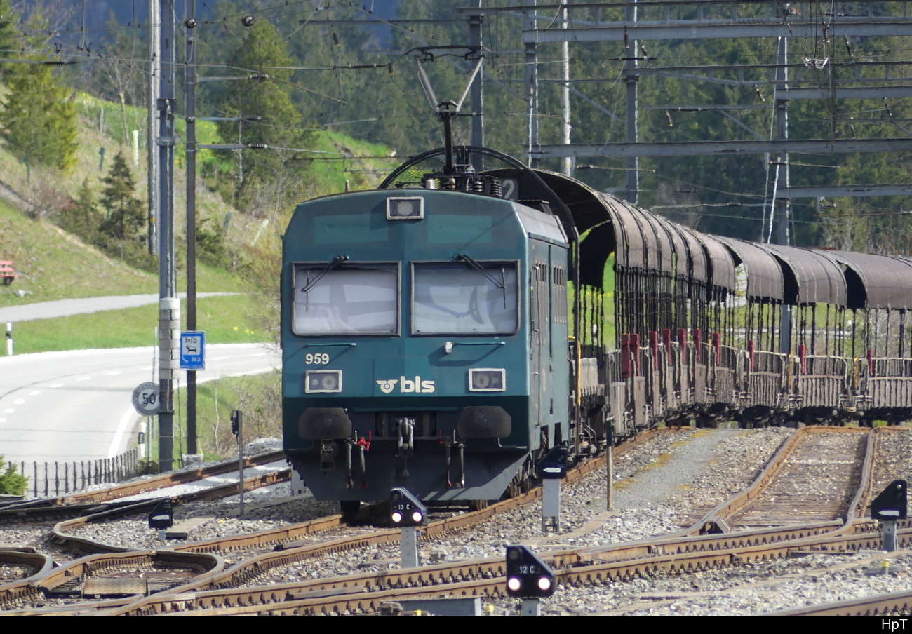 BLS - Steuerwagen BDt 50 85 80-35 959 mit Reserve Autozug in Kandersteg am 30.04.2023