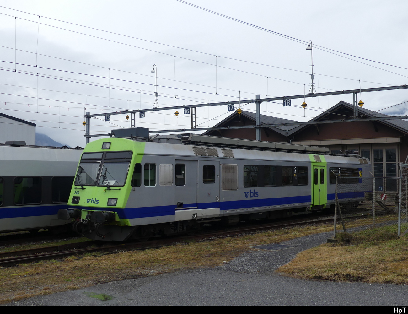 BLS - Triebwagen RBDe 4/4  566 240 im Werkstätte Areal der BLS in Bönigen am 04.02.2023