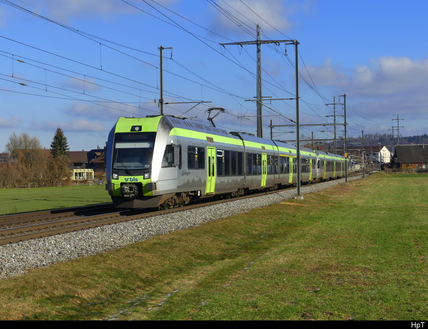 BLS - Triebzüge RABe 535 113 mit 535 118 unterwegs bei Lyssach in Richtung Bern am 2025.01.13