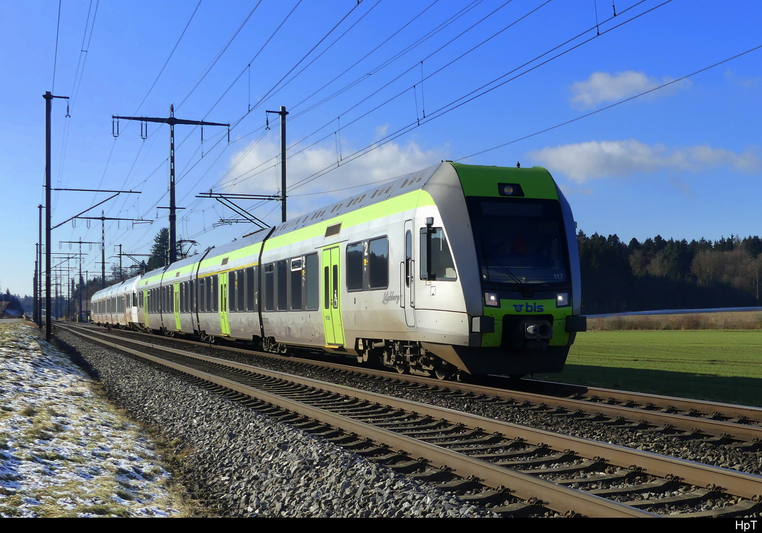 BLS - Triebzüge RABe 535 117 mit 535 114 unterwegs bei Lyssach in Richtung Burgdoef am 2025.01.13
