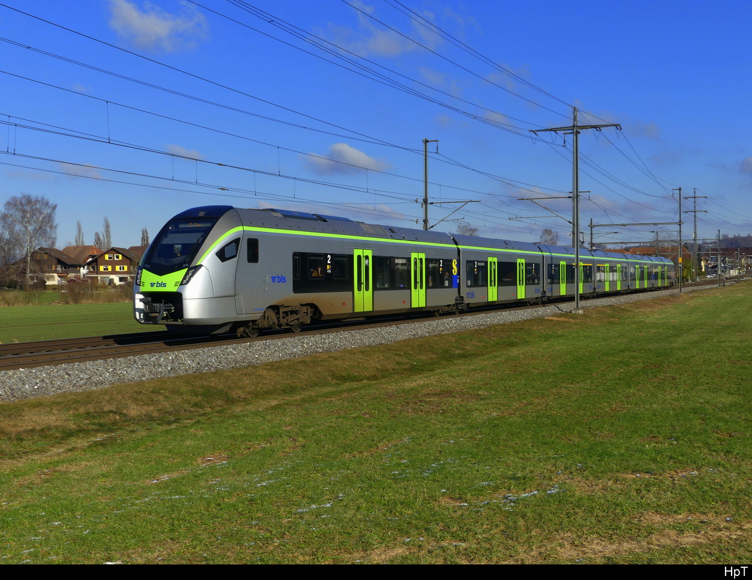 BLS - Triebzug RABe 528 218 unterwegs bei Lyssach in Richtung Bern am 2025.01.13