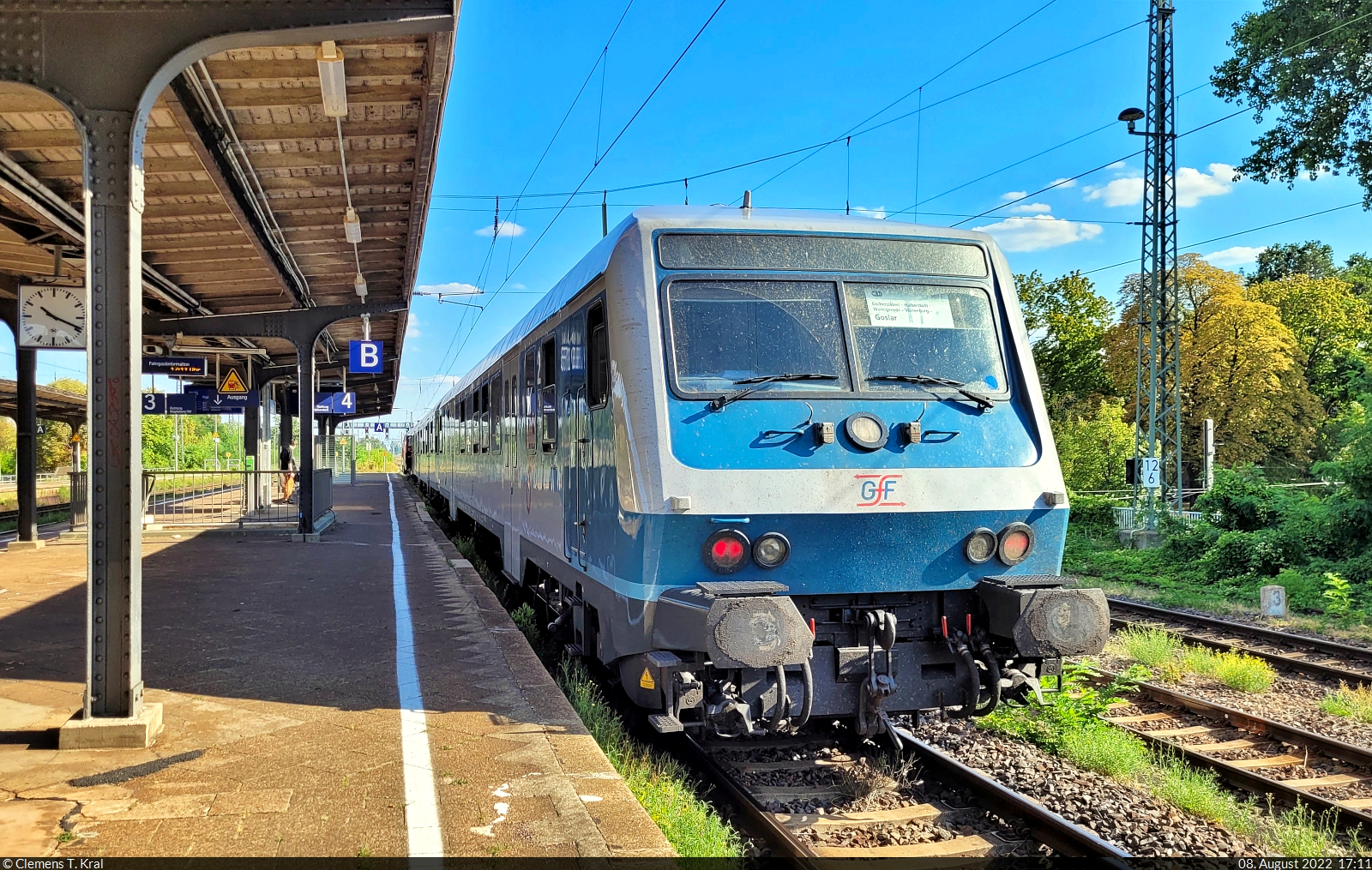 Bnrbdzf <sup>480.1</sup> (50 80 80-34 101-1 D-GfF) steht mit zwei weiteren n-Wagen und Zugpferd 218 499-2 auf Gleis 4 des Bahnhofs Magdeburg-Buckau.

🧰 Gesellschaft für Fahrzeugtechnik mbH (GfF) | Weser Ems Eisenbahn GmbH (WEE) für Abellio Rail Mitteldeutschland GmbH
🚝 RE 69380 (RE21) Magdeburg Hbf–Halberstadt
🕓 8.8.2022 | 17:11 Uhr