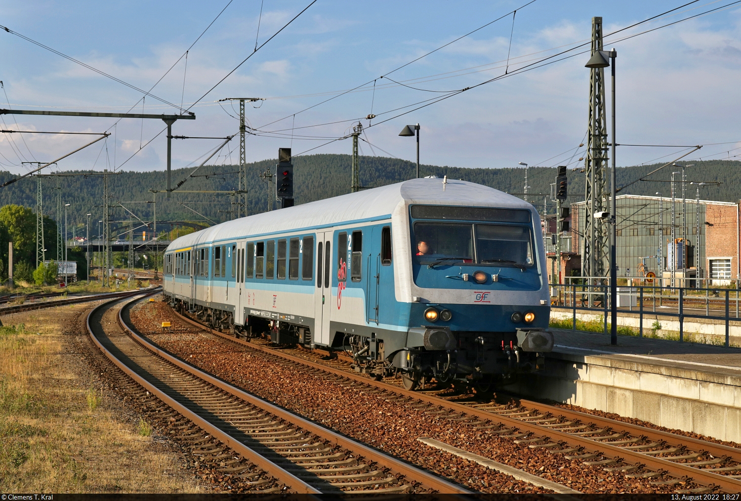 Bnrbdzf <sup>480.1</sup> (50 80 80-34 110-2 D-GfF) trifft mit Schublok 112 166-4 auf Gleis 3 des Endbahnhofs Saalfeld(Saale) ein.
Aufgenommen am Ende des Bahnsteigs 1/2.

🧰 Gesellschaft für Fahrzeugtechnik mbH (GfF) | Weser Ems Eisenbahn GmbH (WEE) für Abellio Rail Mitteldeutschland GmbH
🚝 RB 31946 (RB25) Halle(Saale)Hbf–Saalfeld(Saale)
🕓 13.8.2022 | 18:27 Uhr