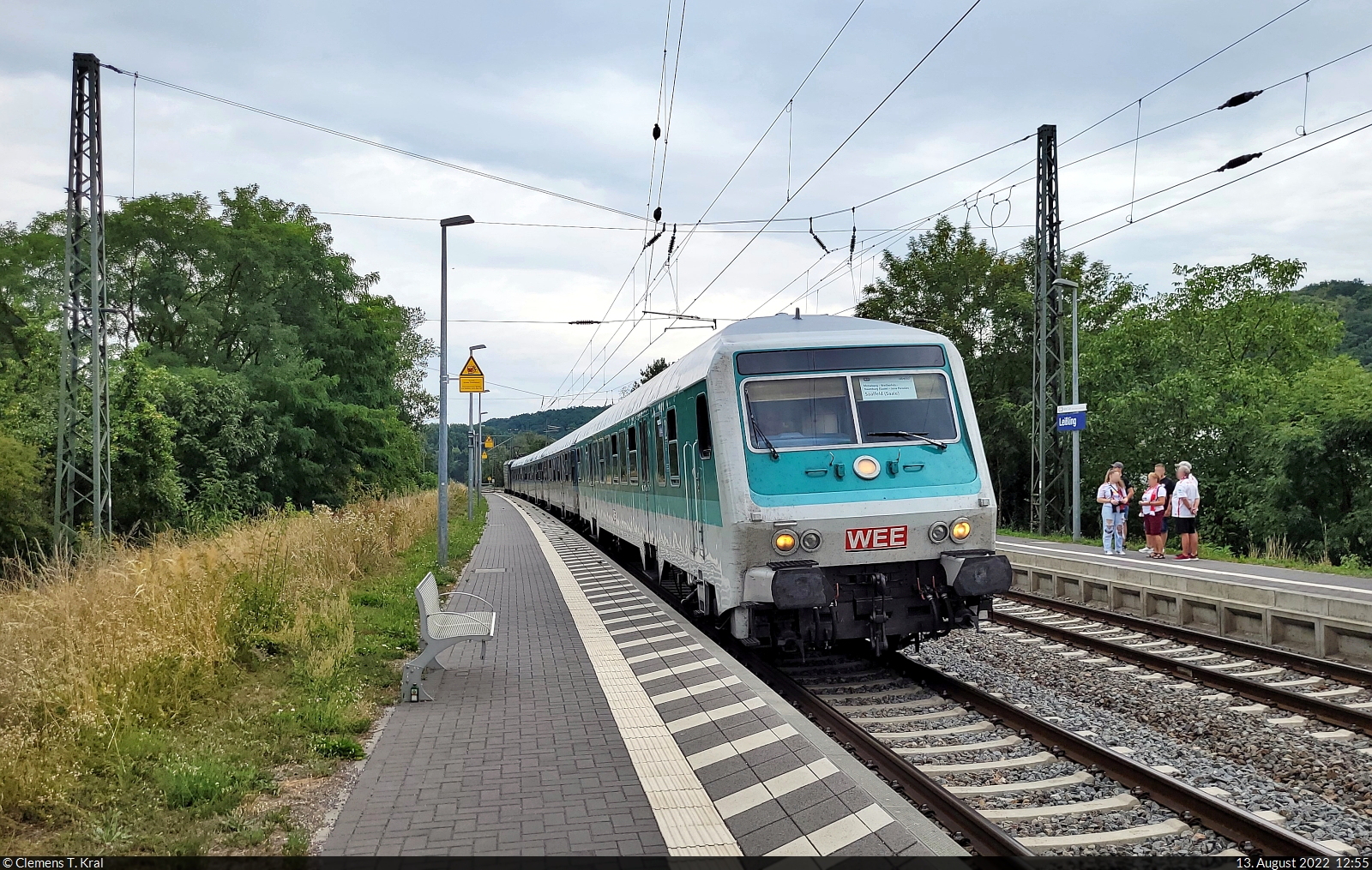 Bnrbdzf <sup>480.2</sup> (50 80 80-34 156-5 D-WEE) hält mit Schublok 143 295-4 im Hp Leißling an.

🧰 Weser Ems Eisenbahn GmbH (WEE) | Gesellschaft für Fahrzeugtechnik mbH (GfF) für Abellio Rail Mitteldeutschland GmbH
🚝 RB 31944 (RB25) Halle(Saale)Hbf–Saalfeld(Saale)
🕓 13.8.2022 | 12:55 Uhr