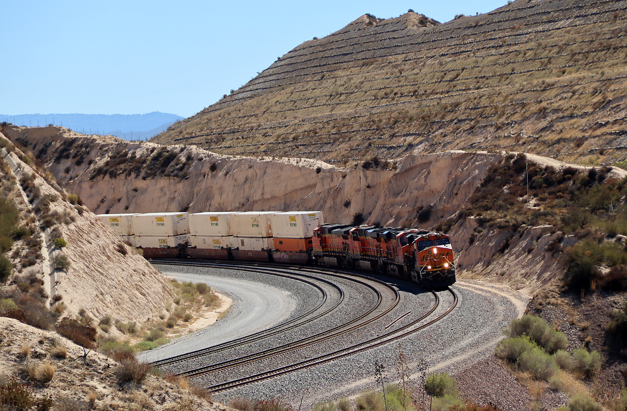 BNSF-Containerzug begibt sich kurz nach der Passhöhe auf die Talfahrt Richtung San Bernardino. Cajon Pass, CA, 23.9.2022