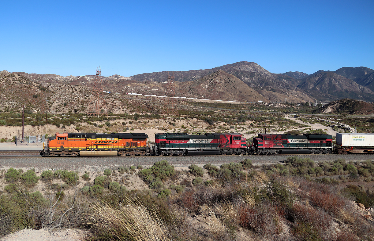 BNSF-Lok mit zwei Ferromex-Loks auf der Bergfahrt Richtung Passhöhe. Cajon Pass, CA, 21.9.2022