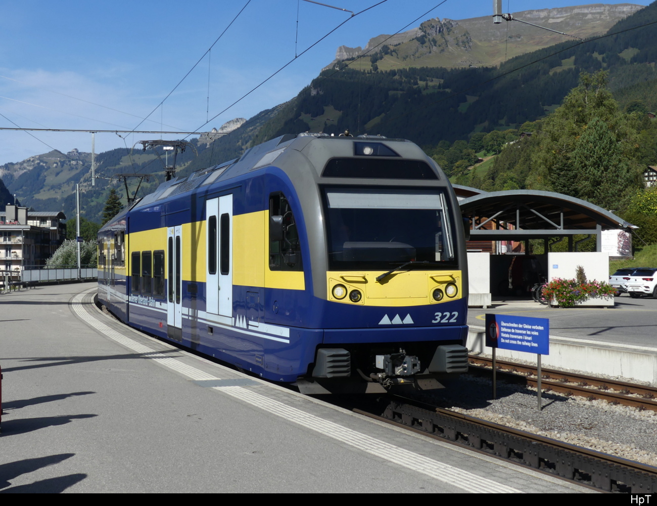 BOB - Einfahrender Regio aus Interlaken an der Front der Treibewagen ABDeh  322 im Bhf. Grindelwald am 28.09.2023