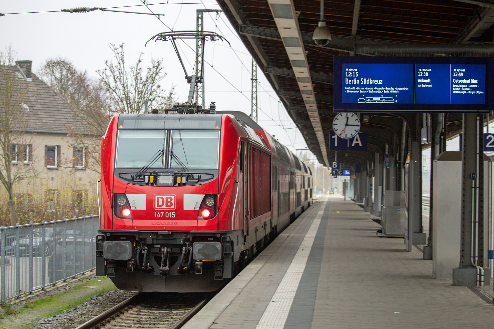 Bombardier Lok der BR 147 mit RE 3 ausfahrend in Stralsund Hbf. - 01.12.2022