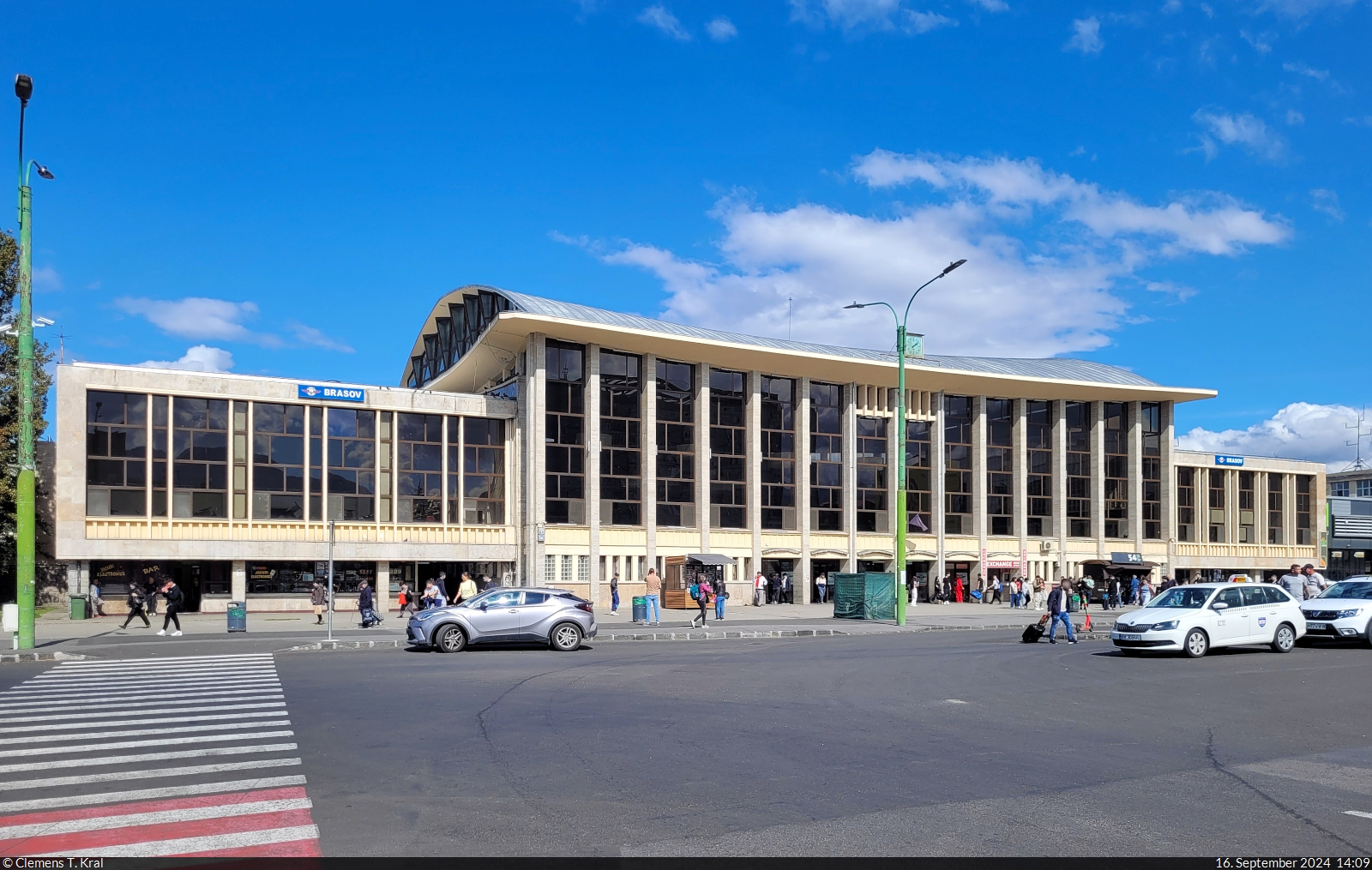 Brașov (RO) ist erreicht. Das großzügige Empfangsgebäude beweist die Bedeutung des Bahnhofs für die etwa 240.000 große Stadt in Siebenbürgen.

🕓 16.9.2024 | 14:09 Uhr