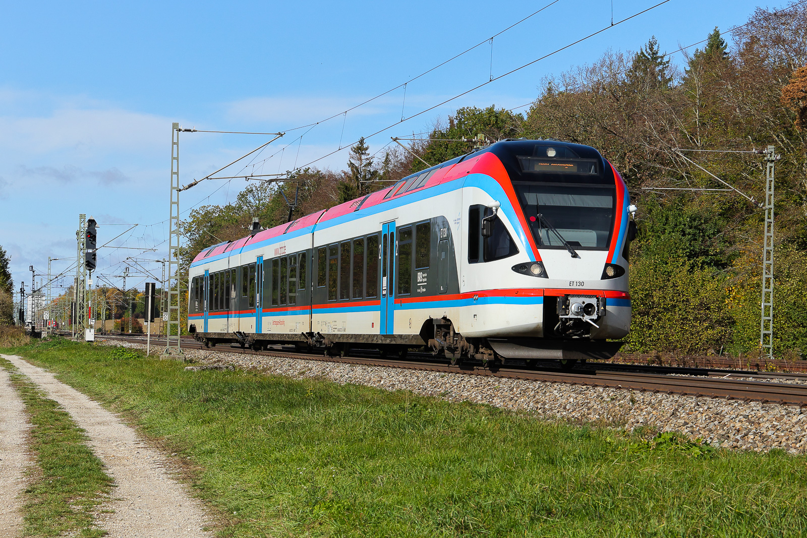 BRB ET 130 fährt hier am 24.10.2026 bei Eglharting auf einer Leerfahrt.