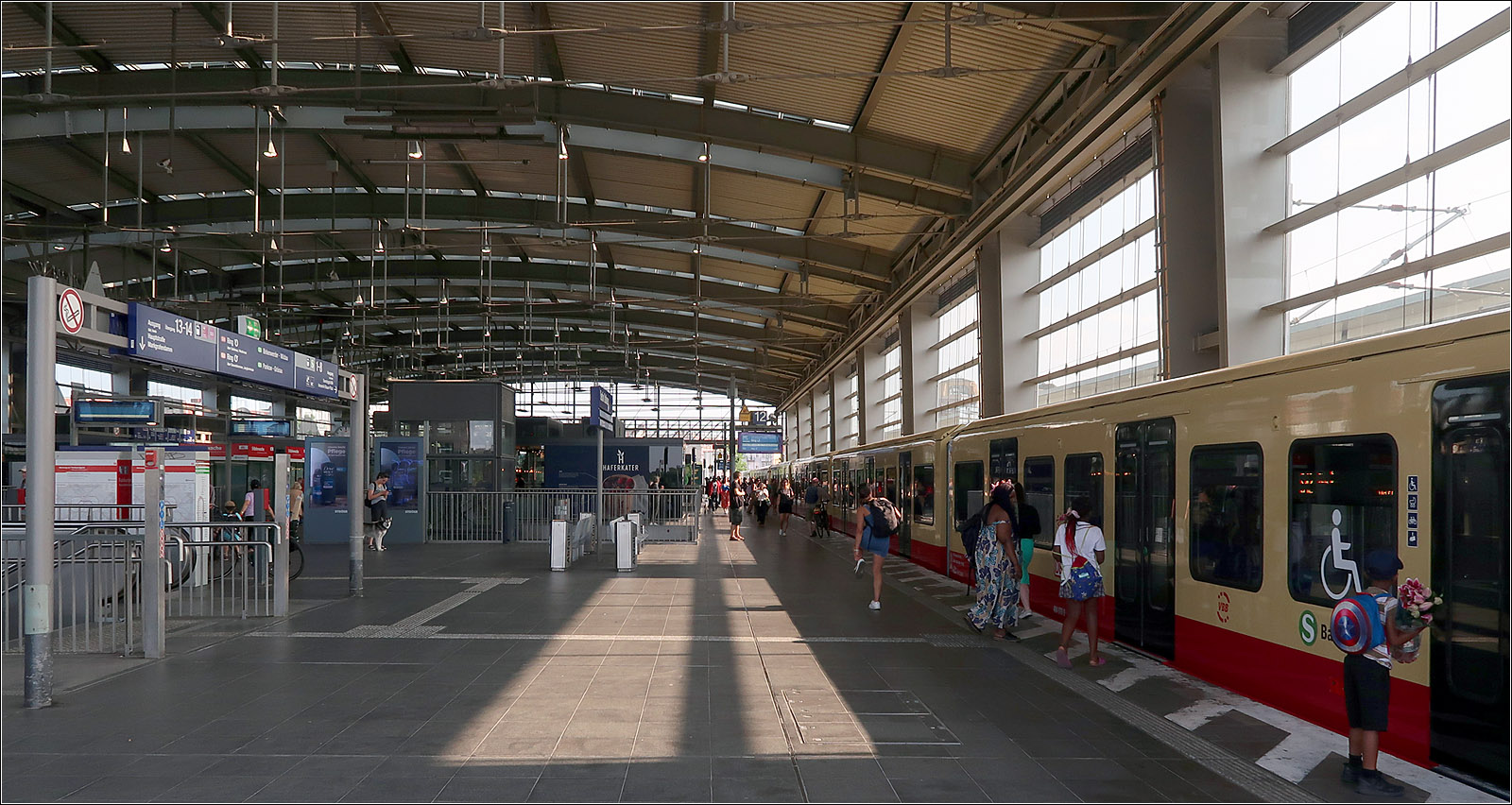 Breite Bahnsteighalle - 

Der S-Bahnsteig der Ringlinie am Ostkreuz hat eine sehr breite Bahnsteighalle, ist großzügig überdacht und Treppen und Aufzüge führen direkt auf die darunter liegenden Bahnsteige. Östlich davon liegt ein zweiter etwas schmalerer Bahnsteig für die Regionalzüge.

14.07.2023 (M)