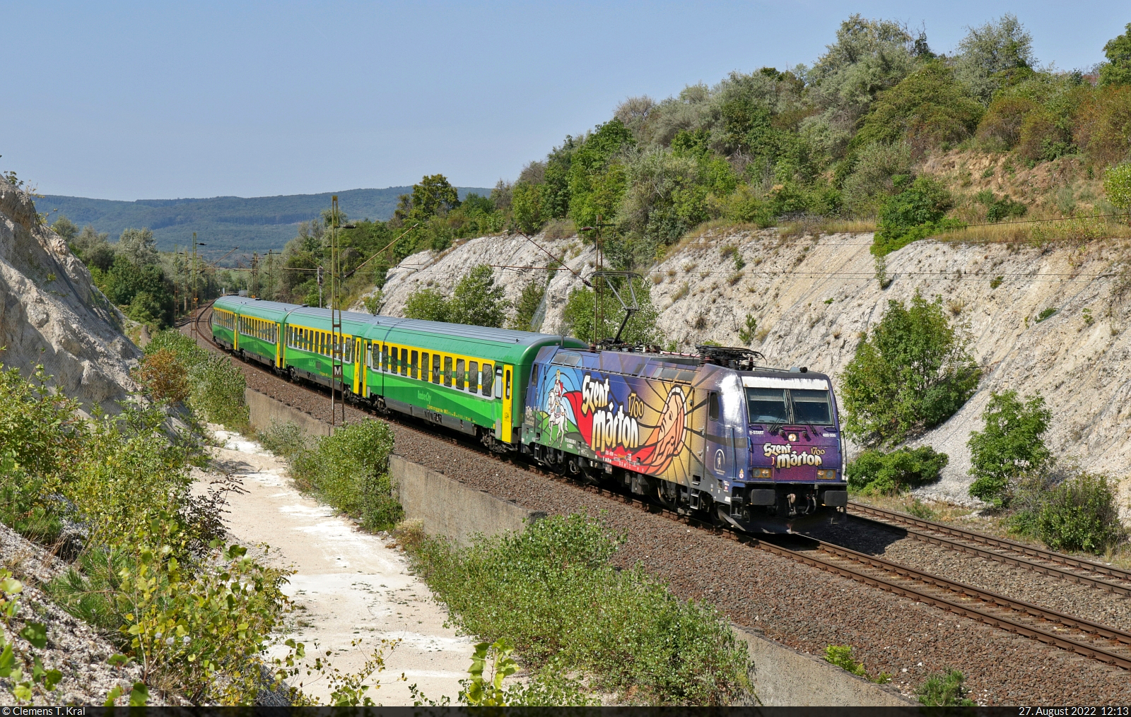 Bringt ordentlich Farbe in die Landschaft: 480 006-0  Szent Márton  (Martin von Tours) mit gelb-grünem Anhang als  RaaberCity  bei Szár (HU).

🧰 MÁV | GySEV/Raaberbahn
🚝 IC 985  Magnet Bank Intercity  Sopron (HU)–Budapest-Keleti pu (HU)
🕓 27.8.2022 | 12:13 Uhr