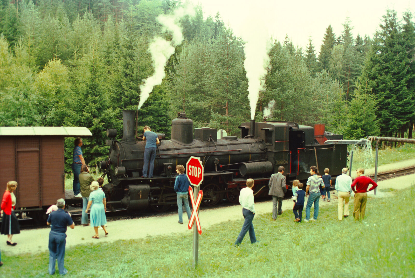 Bruderndorf war schon immer ein Erlebnis für Fans der Waldviertelbahn, hier mit ÖBB-Dampflok 399.04.
Datum: 20.08.1984