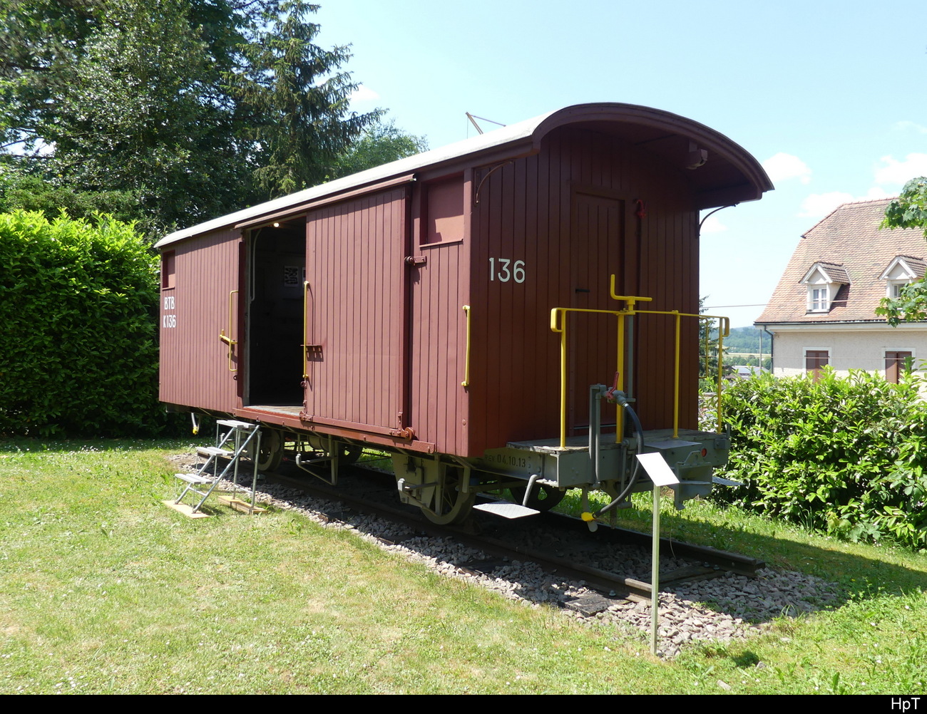 BTB (BLT) - Güterwagen K 136 abgestellt und Ausgestellt oberhalb  der ehemaligen BLT Remise in Rodersdorf auf einem Privatgelände das aber öffentlich zugänglich war bis ca.14.00 Uhr am 10.06.2023