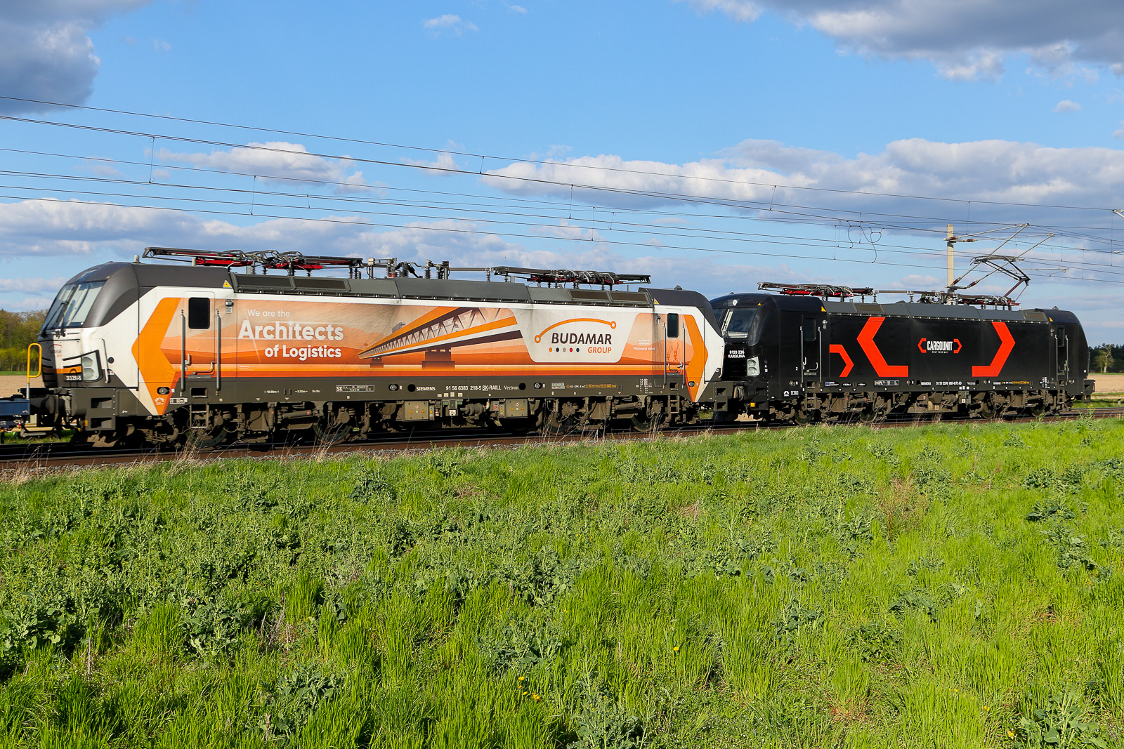 Budamar 383 218 und Cargounit 193 238 im Nachschuß  am 21.04.26 bei Roßlau. 