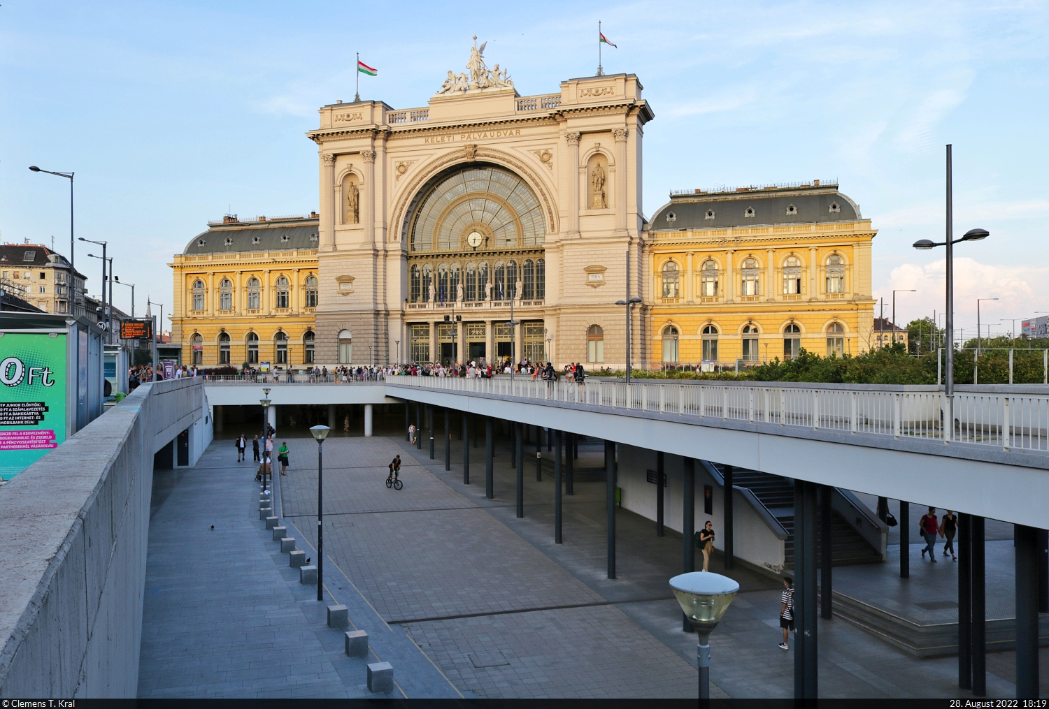 Budapest-Keleti pu (HU) ist mehr Palast als Bahnhof – wobei das Umfeld einen eher weniger majestätischen Eindruck erweckt. Das Empfangsgebäude stammt aus dem Jahr 1884 und lässt unschwer erkennen, dass der Bahnhof von großer Bedeutung für die Anbindung der Stadt ist.

🕓 28.8.2022 | 18:19 Uhr