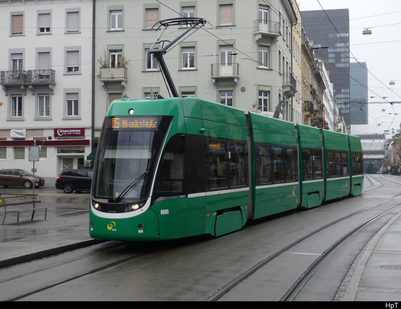 BVB - Be 4/6 6005 unterwegs in der Stadt Basel am 04.12.2022
