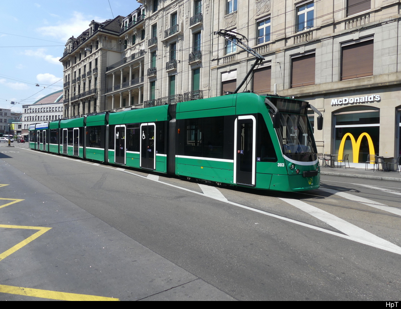 BVB - Be 6/8  303 unterwegs in der Stadt  Basel am 10.06.2023