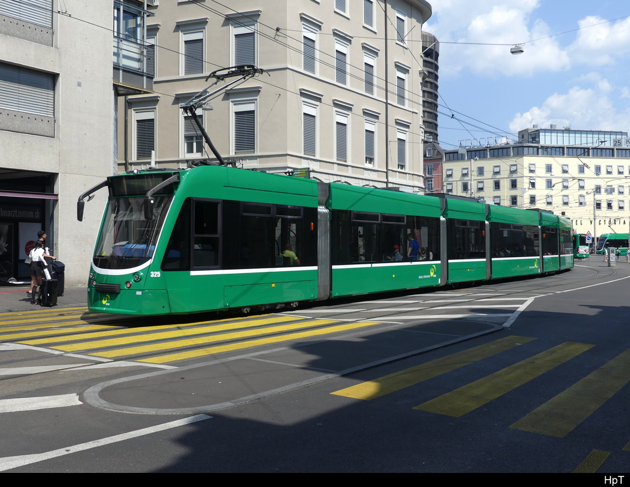 BVB - Be 6/8 325 unterwegs in der Stadt Basel am 10.06.2023