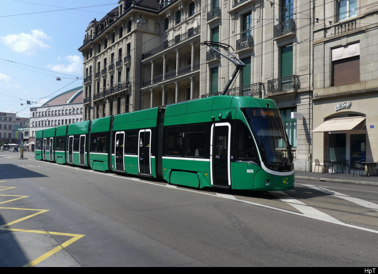 BVB - Be 6/8 5025 unterwegs in der Stadt Basel am 10.06.2023