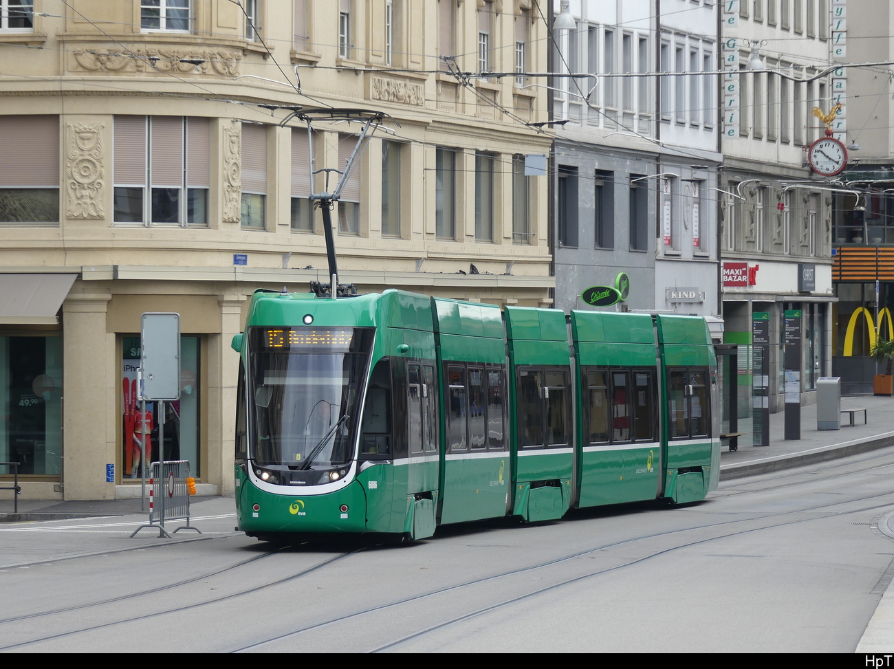 BVB - Tram Be 4/6 6006 unterwegs auf der Linie 15 in Basel am 19.03.2023