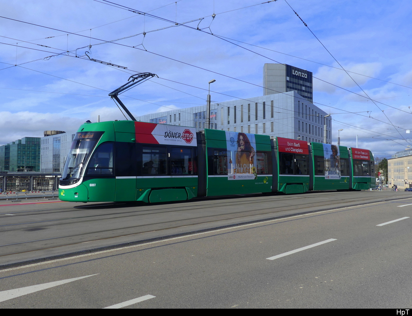 BVB - Tram Be 4/6 6007 unterwegs in der Stadt Basel am 04.02.2024