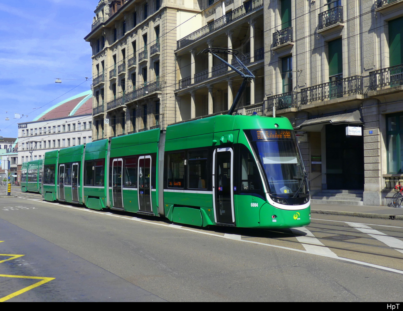 BVB - Tram Be 4/6  6004 unterwegs vor dem SBB Bahnhof in Basel am 14.04.2024