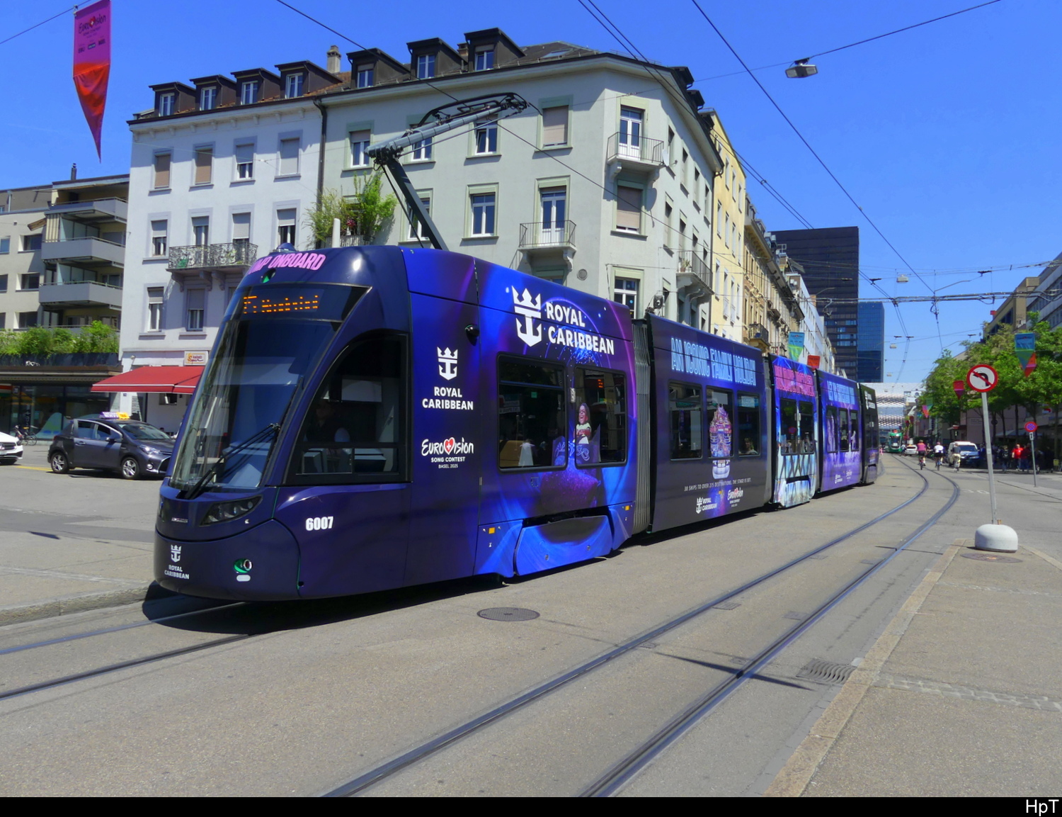 BVB - Tram Be 4/6  6007 mit Werbung unterwegs in Basel am 15.05.20258