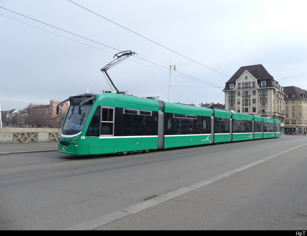 BVB - Tram Be 6/8 316 unterwegs auf der Linie 8 auf der Mittleren Rheinbrücke am 19.03.2023