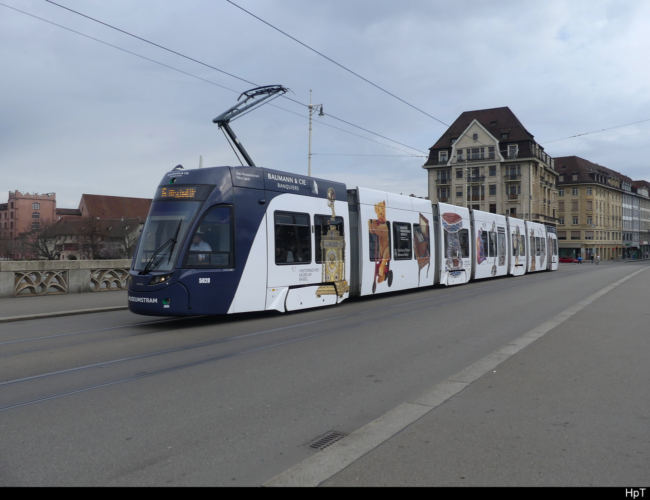 BVB - Tram Be 6/8 5028 unterwegs auf der Mittleren Rheinbrücke am 19.03.2023