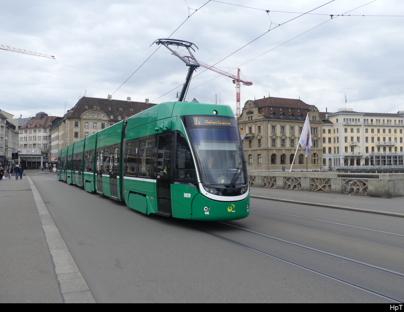 BVB - Tram Be 6/8 5029 unterwegs auf der Mittleren Rheinbrücke am 19.03.2023