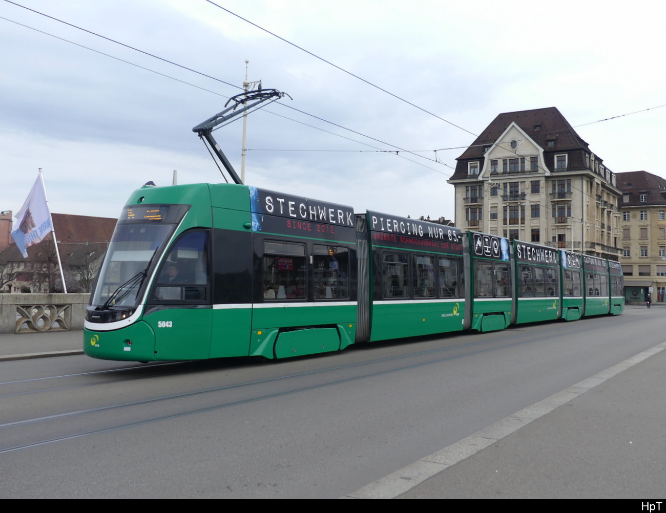 BVB - Tram Be 6/8 5043 unterwegs auf der Mittleren Rheinbrücke am 19.03.2023