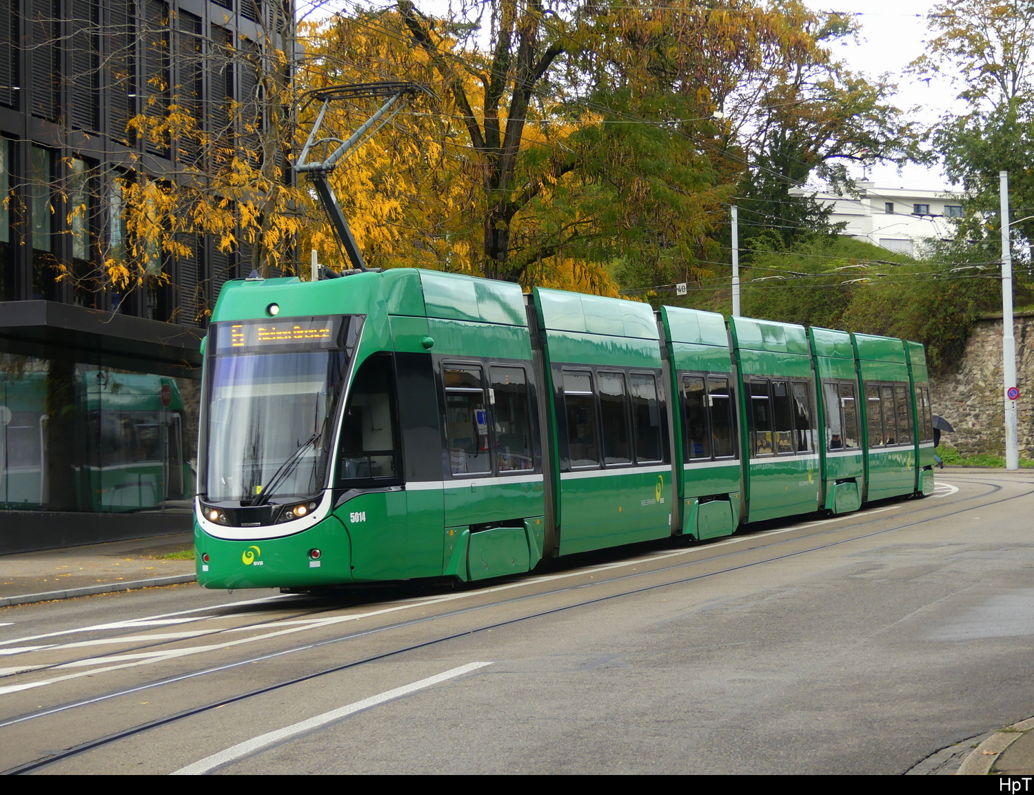 BVB - Tram  Be 6/8  5014 unterwegs auf der Linie 6 in der Stadt Basel am 2024.10.13