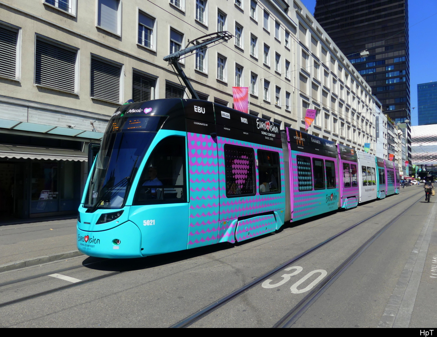 BVB - Tram Be 6/8  5021 mit Werbung unterwegs in Basel am 15.05.20258