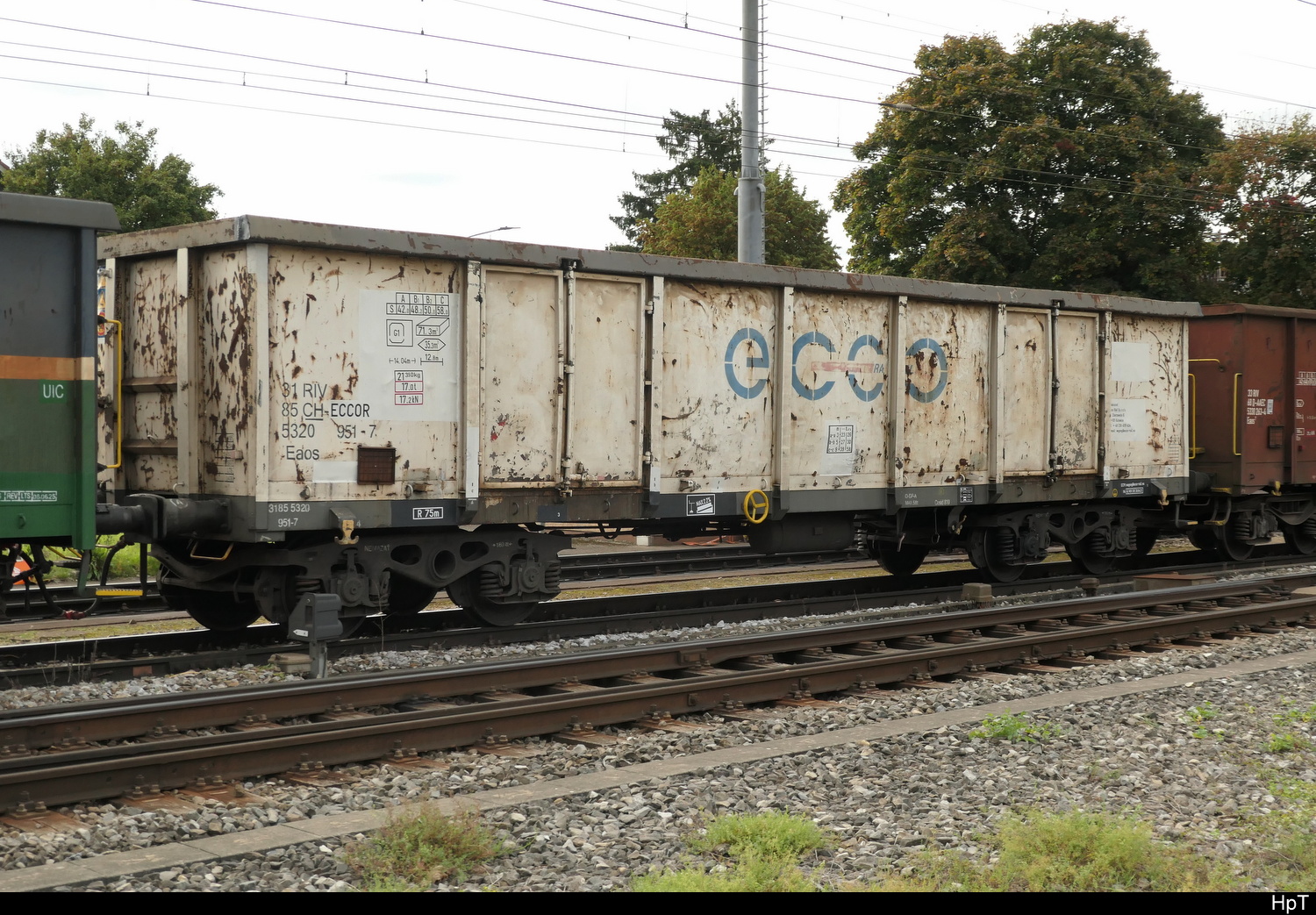 CH-ECCOR -  Güterwagen vom Typ Eaos 31 85 532 0 951-7 in Aarberg am 04.10.2025