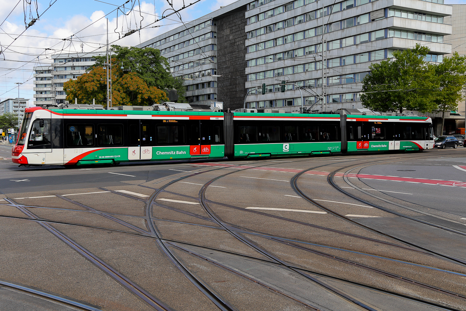 Chemnitz Bahn Wagen 440 hat sogar noch ein ausführliche Nummer 95 80 0690 440-2 D-CB. Am 24.08.26 auf der Straße der Nationen. Im Hintergrund ganz leicht ist das Karl Marx Denkmal zu erkenne. Besser bekommt man es leider nicht drauf. 

