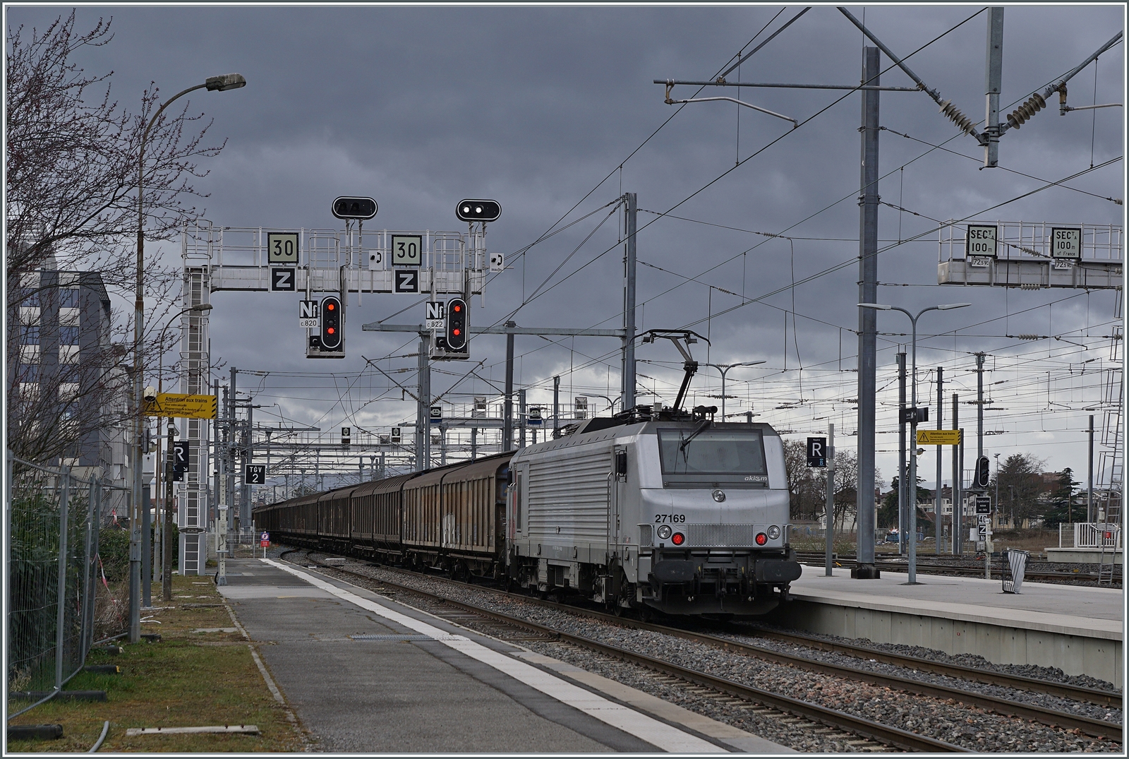 Circle of life - kräftiger Westwind schiebt pralle Regenwolken gegen Osten und die akiem BB 27169 volle Mineralwasser Wagen gegen Westen...

Annemasse, den 10 März 2023