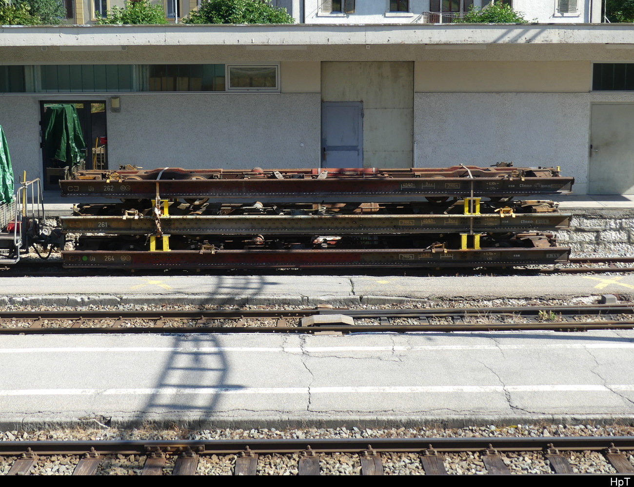 CJ - Rollschemmel Ua 264 und Ua 261 und Ua 262 im Bhf. Tramelan am 24.06.2023