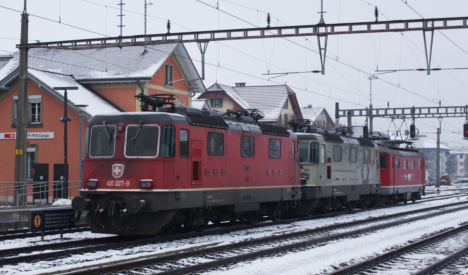 Classic Rail AG, SBB, Zuckerfabrik Aarberg Kampagne 2022: Re 4/4 10009 + Re 420 257-8 + Re 420 327-9, Ueberfuhr Aarberg-Zürich, Aarberg, 14. Dezember 2022.