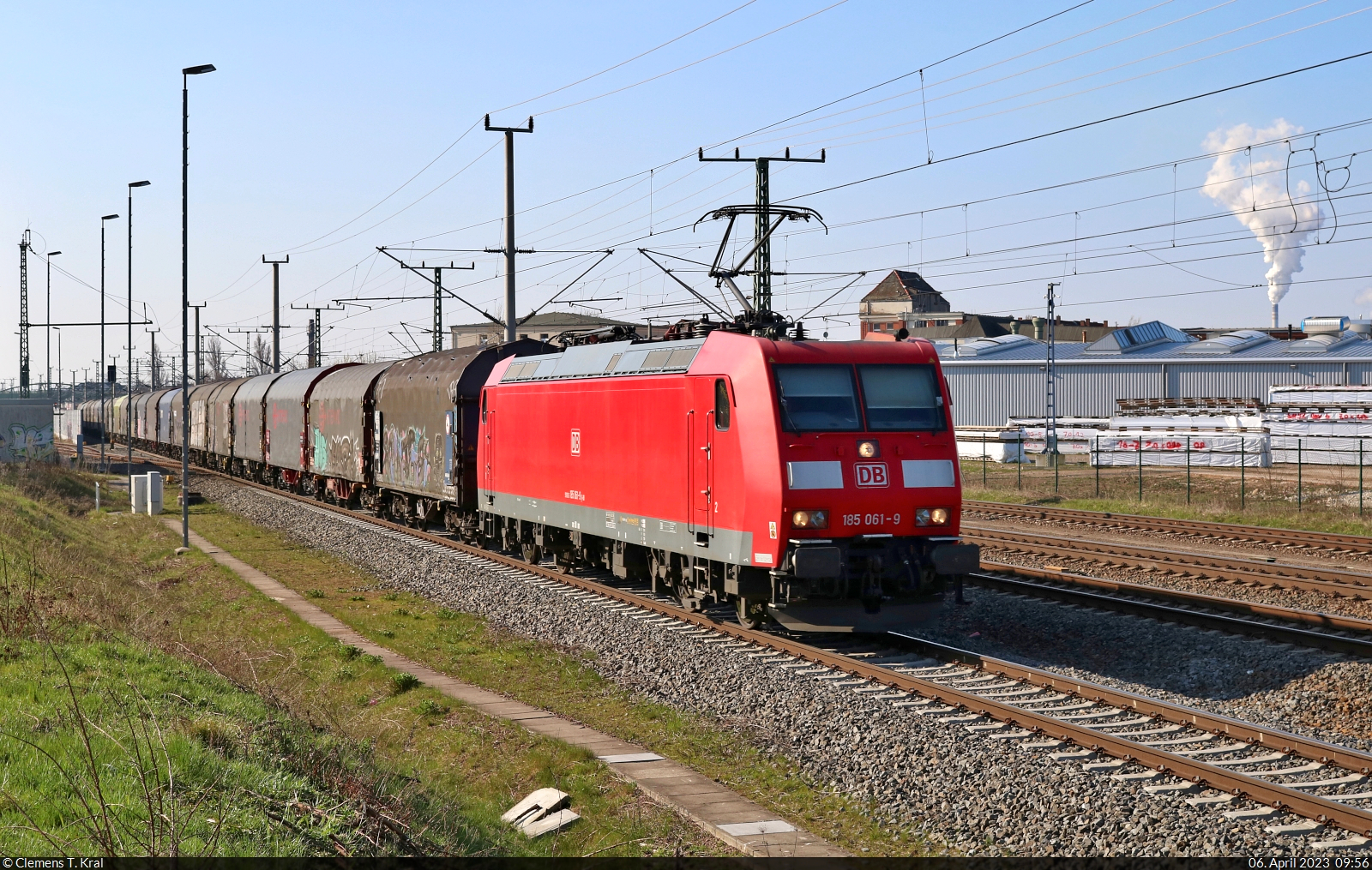 Coilzug mit 185 061-9 unterwegs in Halle-Ammendorf, Eisenbahnstraße, Richtung Abzweig Halle Thüringer Bahn.

🧰 DB Cargo
🕓 6.4.2023 | 9:56 Uhr