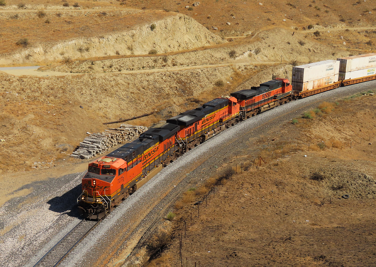 Containerzug kurz vor der Einfahrt in den Tunnel 2 oberhalb von Caliente. Caliente, CA, 28.9.2022